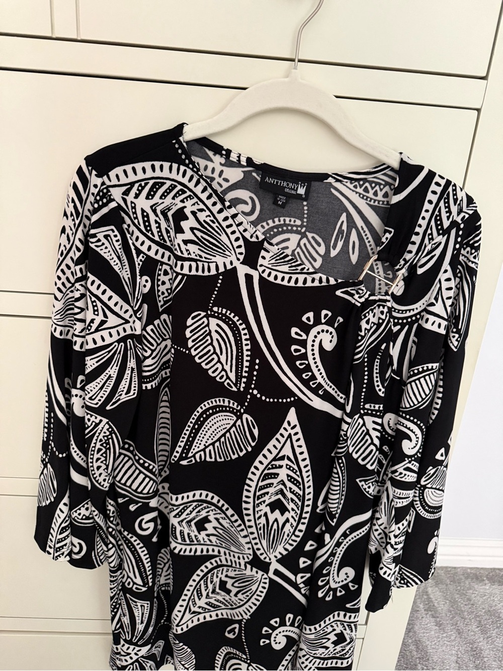 Black & White Leaf-Print Women's Top